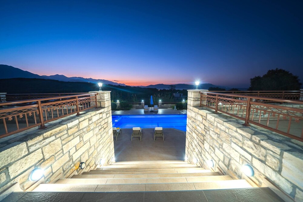 Karyo Villa,- 4bd, 3min On Foot From The Beach!
