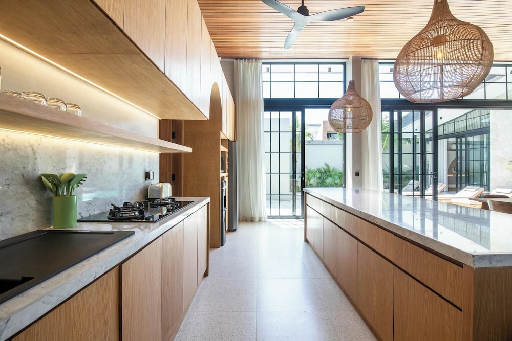 Stylish 5BR Boho Hideaway, 5 Minutes Bingin Beach