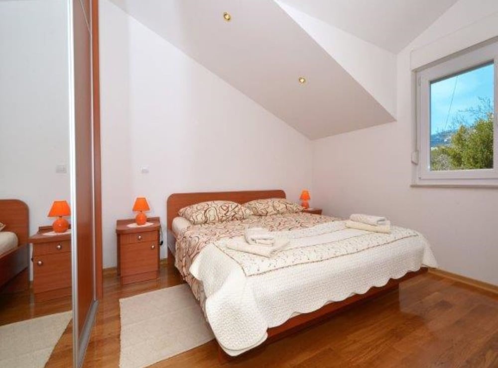 Bright Kaštela Apartment With Balcony and Private Parking