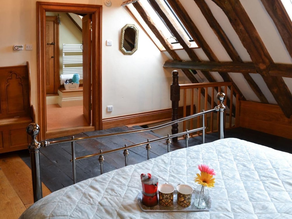 Captivating Tudor 2 Bedroom Apartment in Ipswich view 5