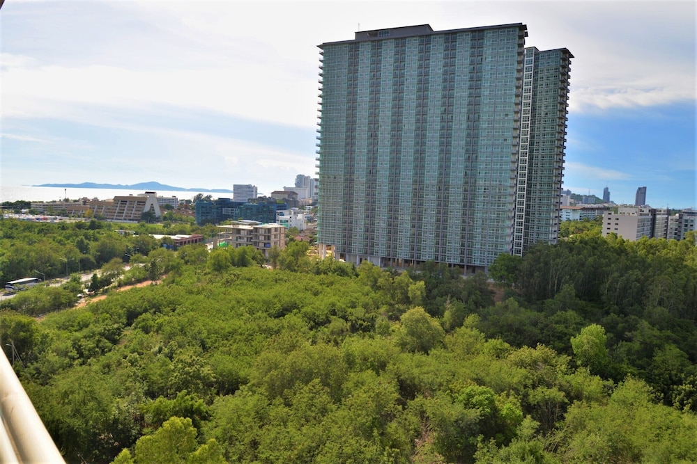 Stylish 2 bed Condo Jomtien