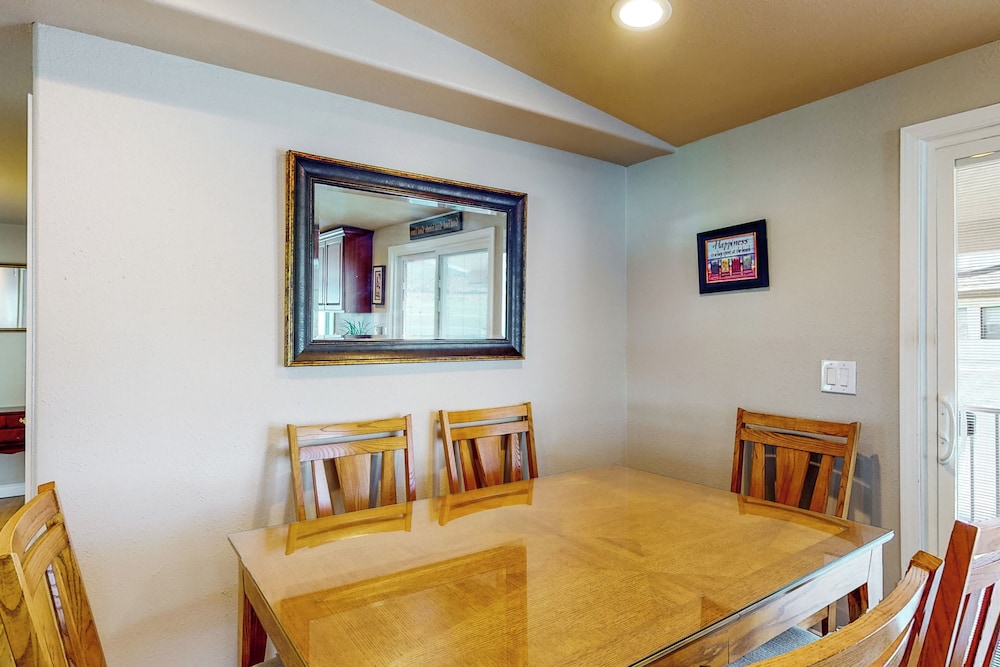 Paradise Point: Lakefront Escape w/ Views