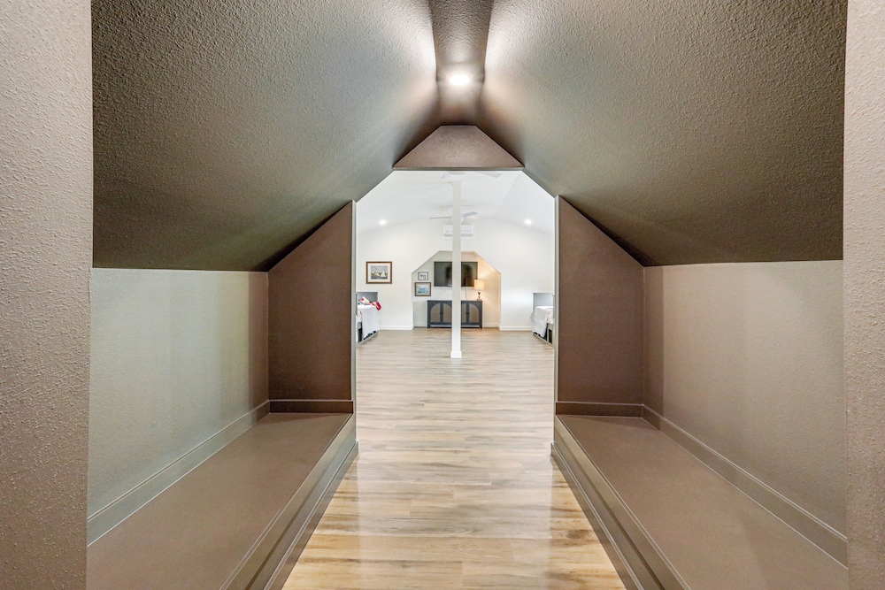 Greers Ferry Lake Retreat: Game Room + Fire Pit!