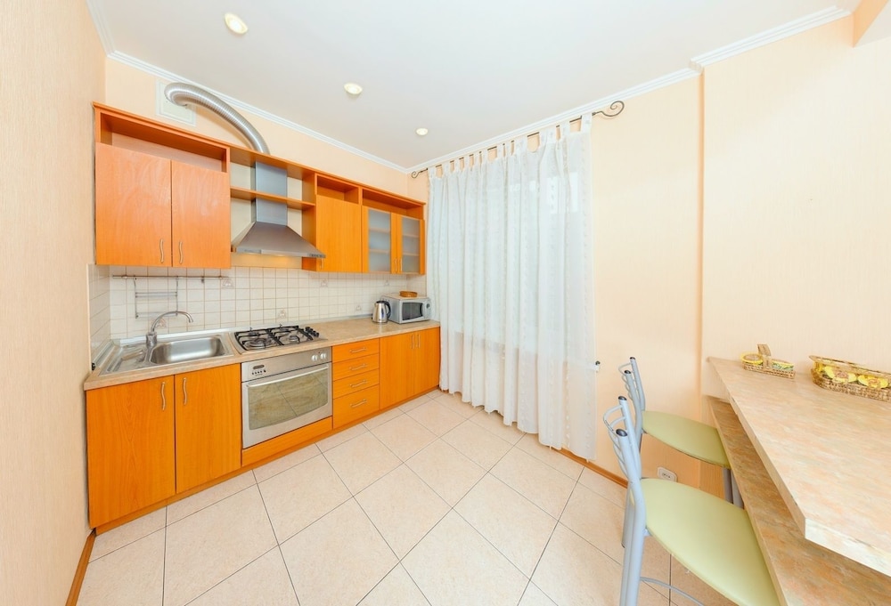 Hotrent Baseina Street Area