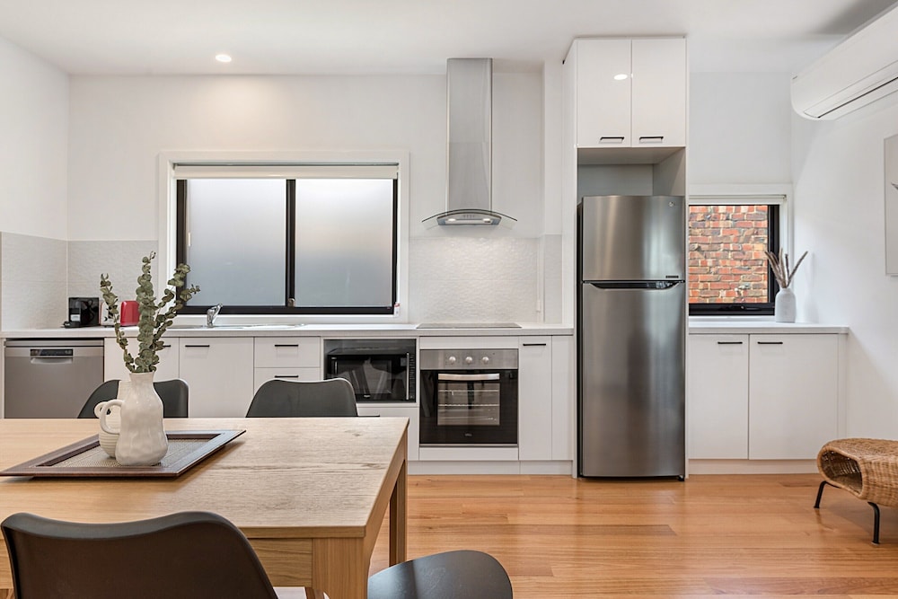 Gorgeous 3-bed House With Spacious Shared Backyard