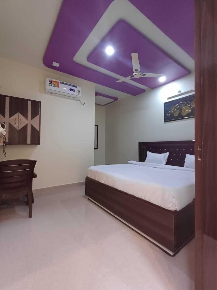 Hotel Pragati palace