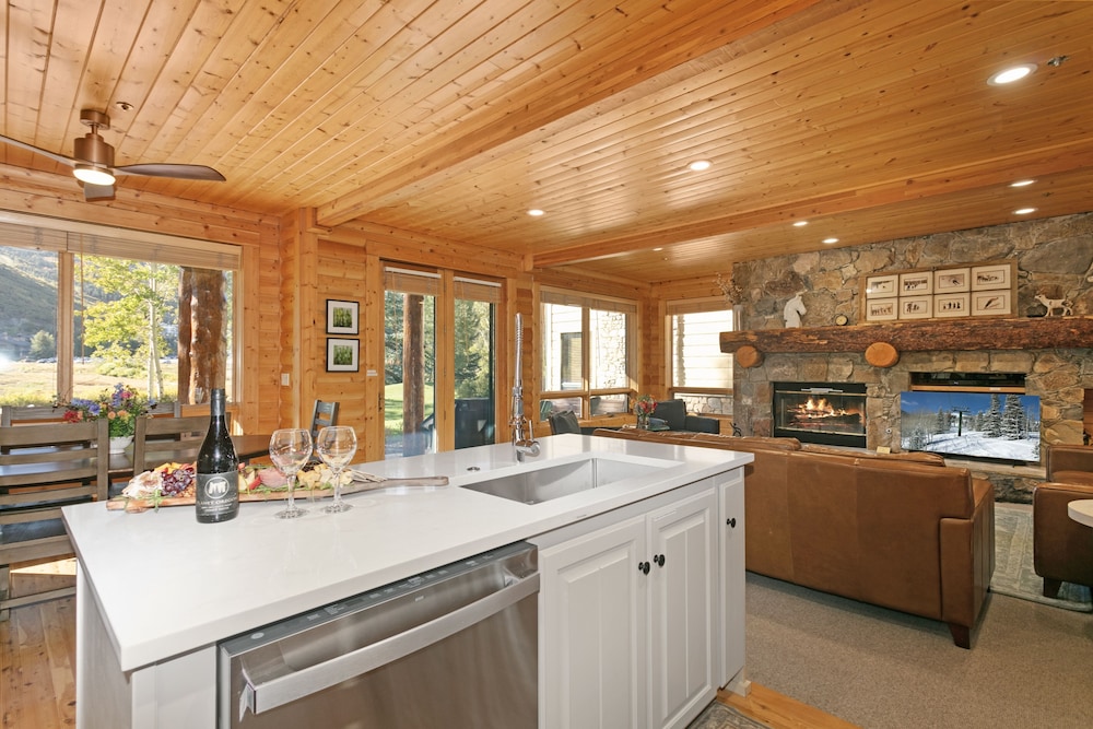 Bristlecone at Deer Valley Resort - Three Bedroom Condo with Hot Tub #201 3 Condo