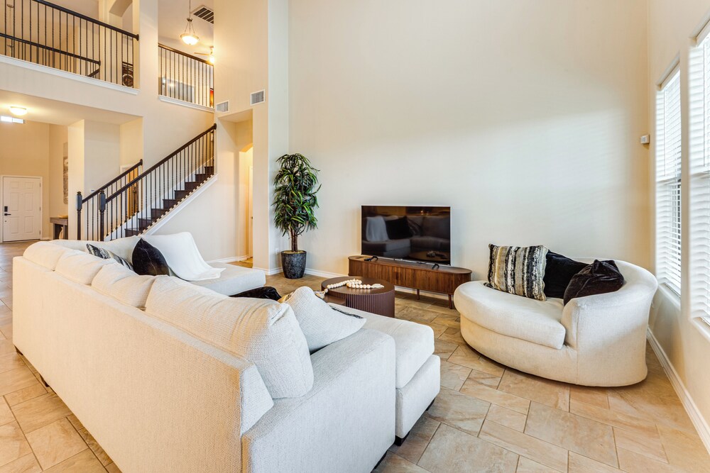 7 Mi to Lake Casa Blanca: Laredo Family Home!
