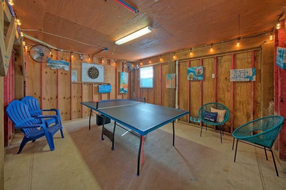 Sleeps 22 2 Homes w/ Private Pool, Game Room, Nature Views 7 BDR Avantstay