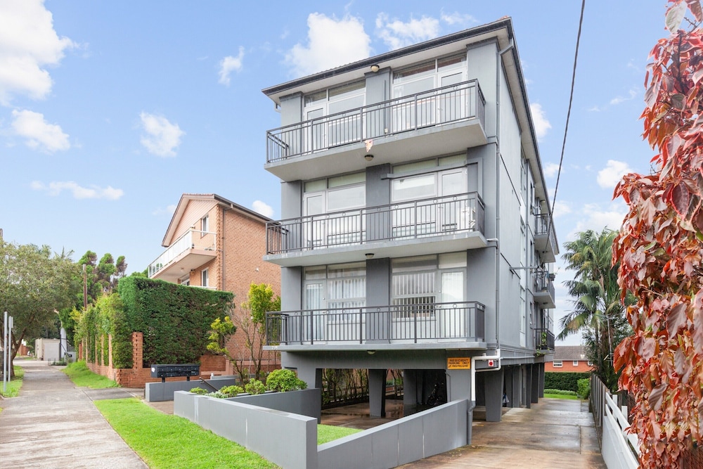 Bright 2-bed Flat With Balcony in Vaucluse