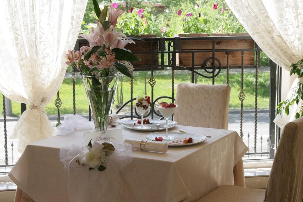 Almaz Hotel