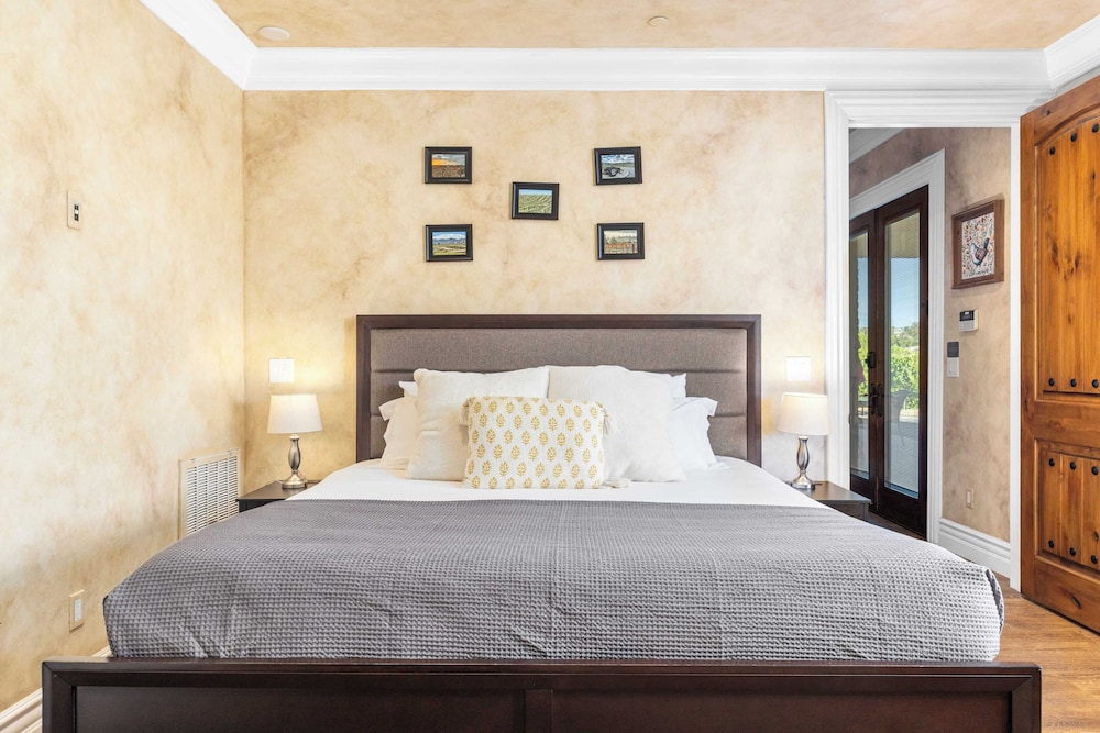 2 Homes in Bella Vista Rd by Avantstay Sleeps 8, Vineyard Views, Patios & Fireplace in Temecula Wine Trail