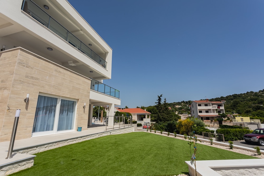 Villa Compass Luxury in a natural bay view 4
