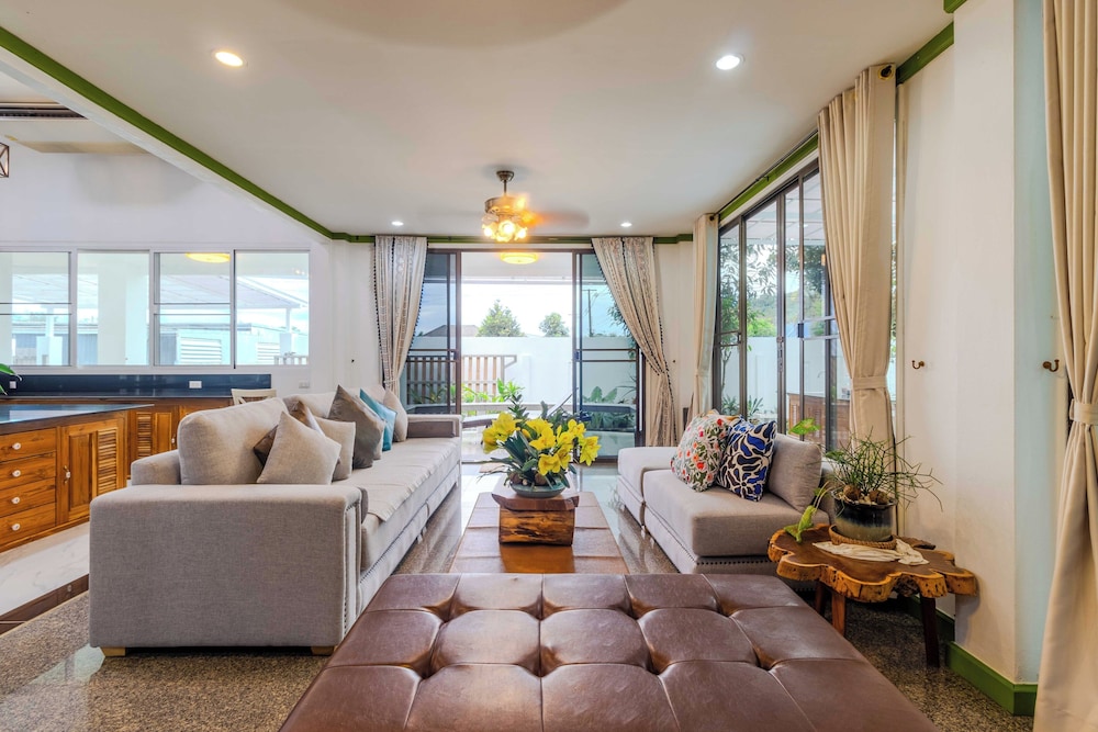 4BR with Pool Family BBQ Near Mall V260