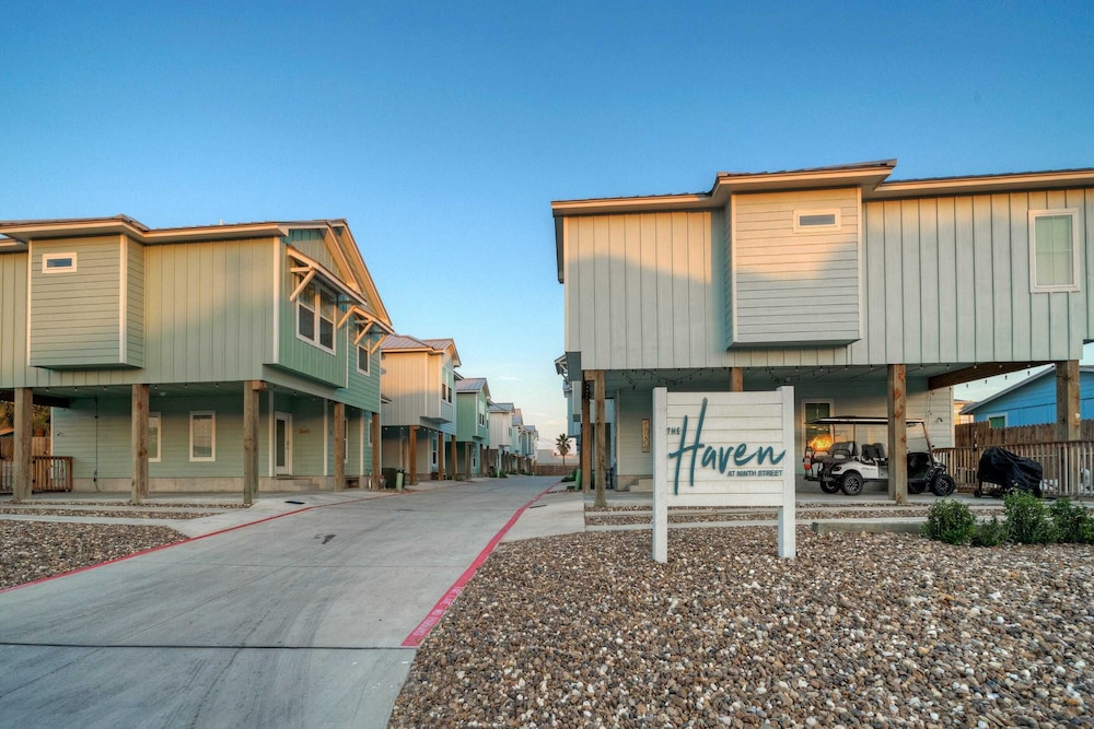 Luxury 4bdr Beach Retreat w/ Private Pool Walk to Dining + Shops Shore Thang