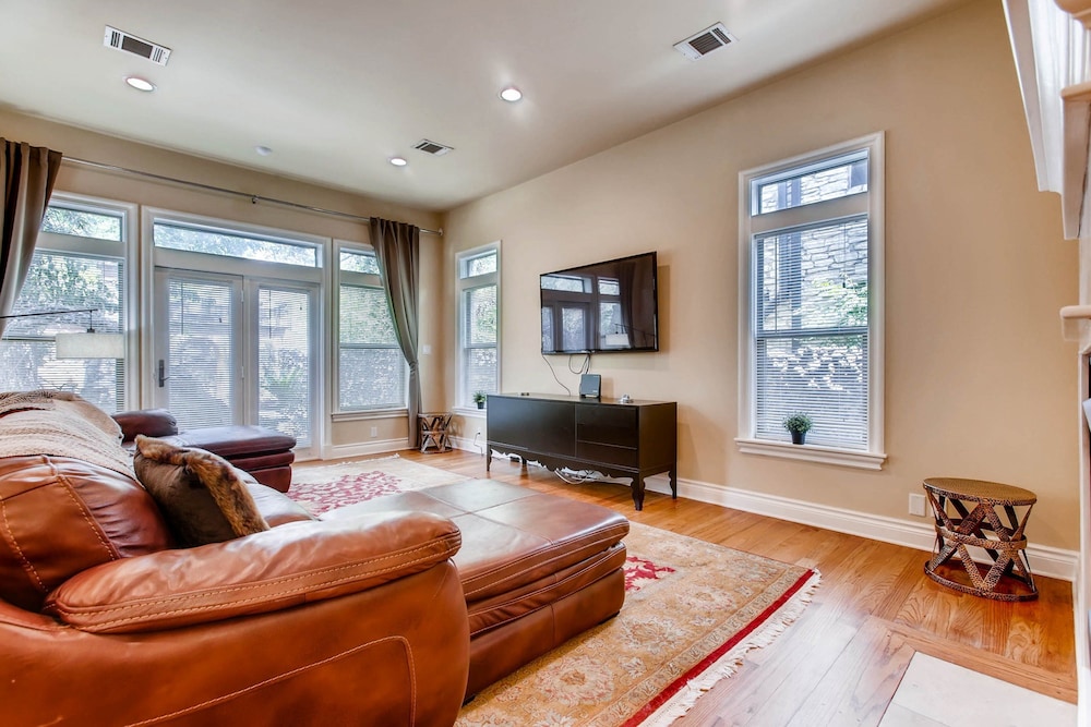 Luxury 4 Bedroom Home in Central Austin
