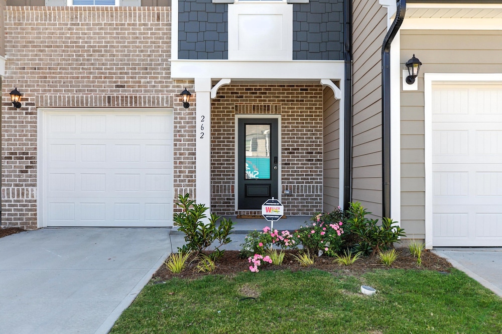Charming Easley Retreat With Private Yard 3 Bedroom Townhouse