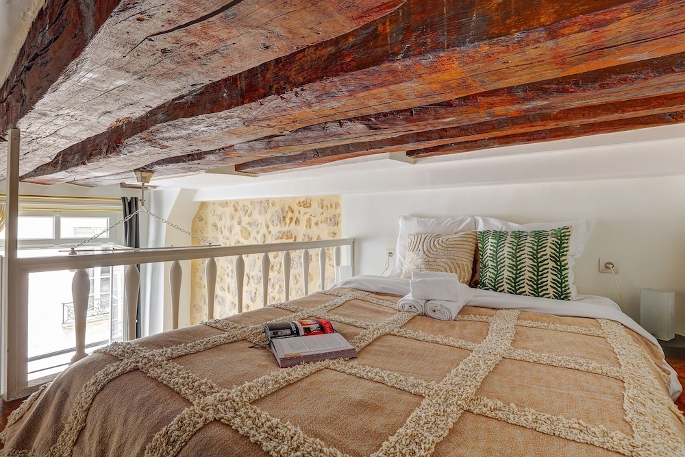 Charming Le Marais Mezzanine Studio