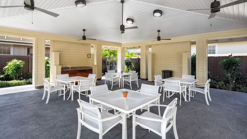 Private Yard and Outdoor Area - AC & Shared Pool - Golf Views - Vrkcv