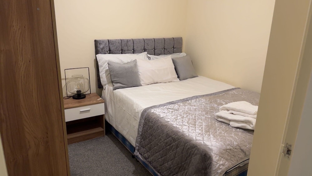 Modern Apt - City Views - Parking - Sleeps 3