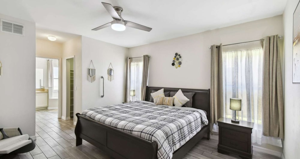 Large 6BR Family Home w Pool Hot Tub Games Room