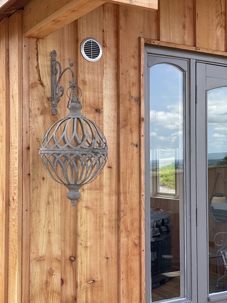 Cosy Lodge With Private Hot Tub in Tottergill Farm