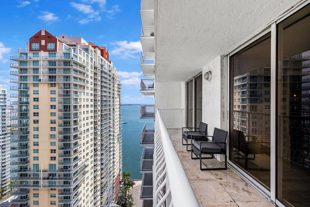 Sky High 31st Floor Condo W Parking
