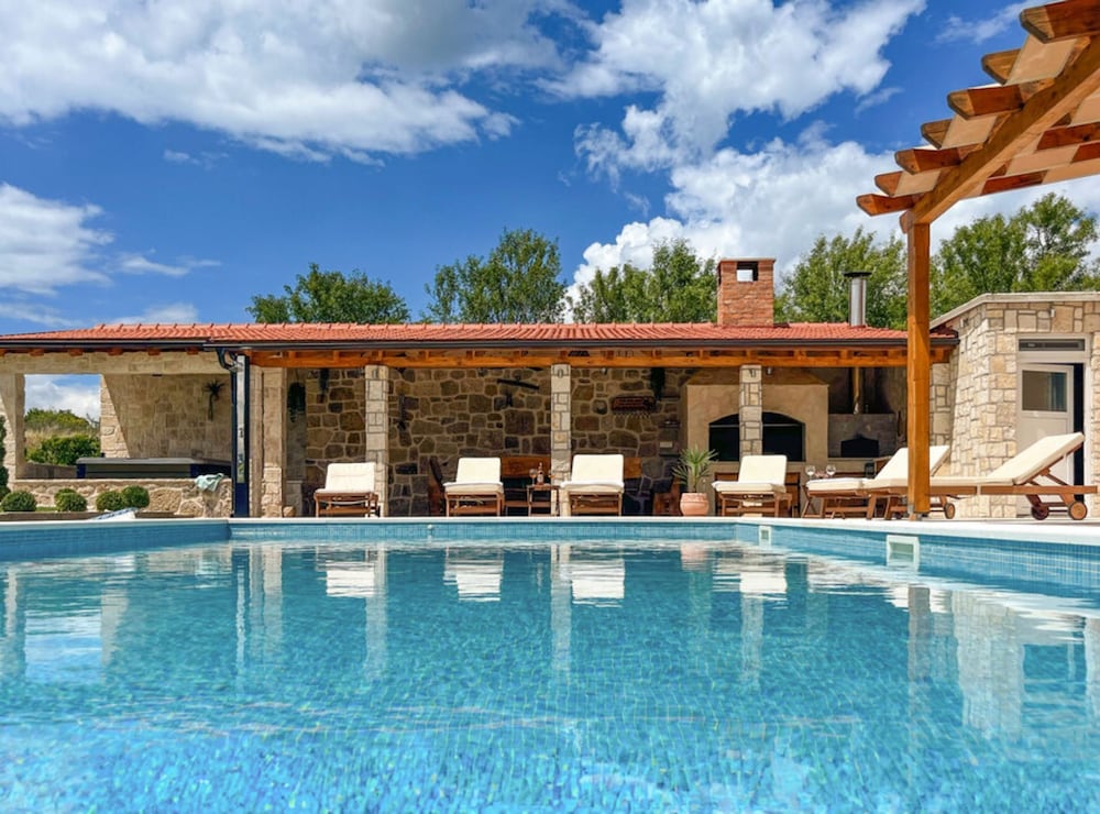 Villa Maria With Outdoor Pool