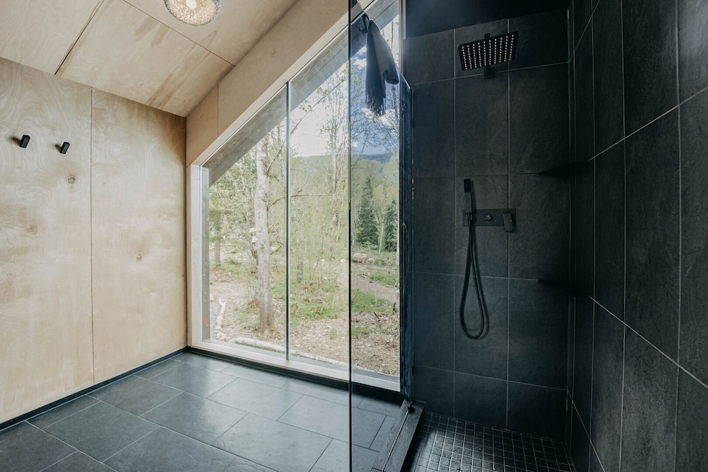 58mf - Wi-fi - Pets Ok - Evc - Amazing Views 2 Bedroom Cabin by RedAwning