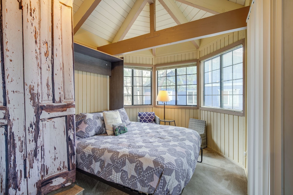 Big Bear Cabin w/ Hot Tub < 3 Mi to Skiing!