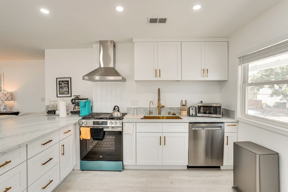 7 Mi Huntington Beach: Family Home w/ Patio!