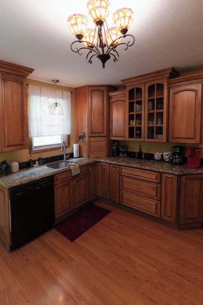 Cheerful Two Bdrm Cabin With Hot Tub & Pet Friendly
