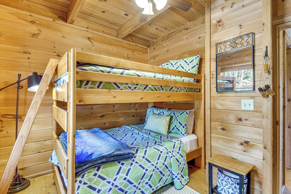 3 Mi to Dtwn Clayton: Cabin w/ Trail Access!