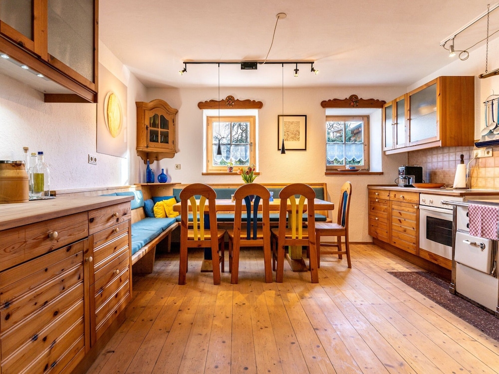 Historic Farmhouse: 200 Years old Meets new