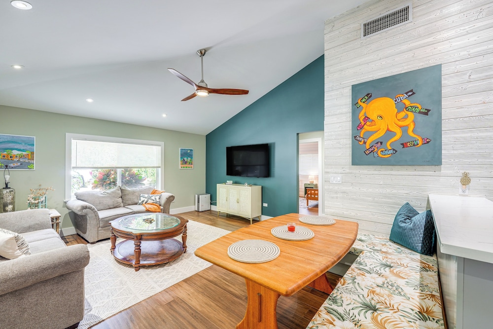 Walk to Harry Harris Beach: Getaway w/ Grill!