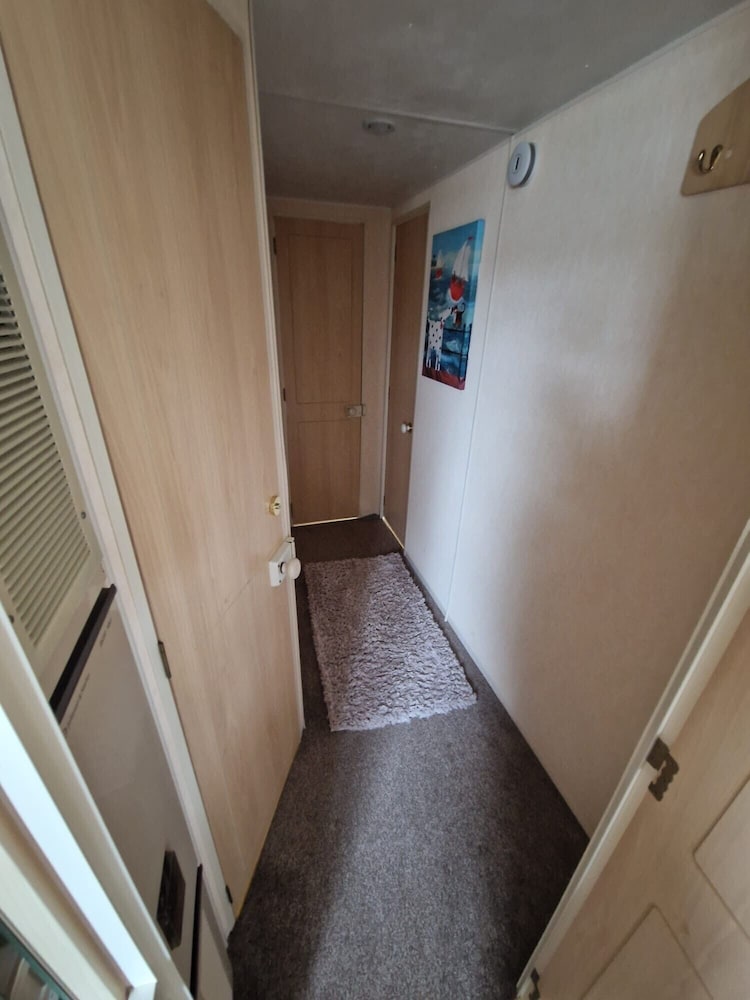 Caravansleeps6-parking-pool-mountain-petsok
