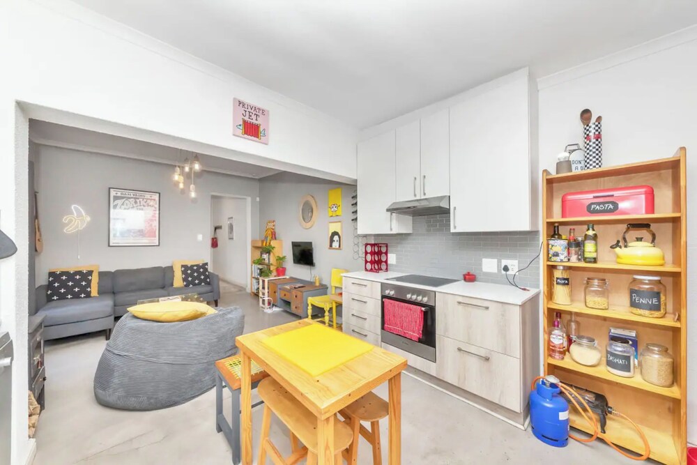 Modern and Stylish 2 BD House in Claremont view 3