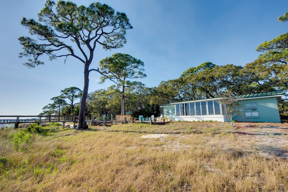 Relax & Refresh: Waterfront Cottage in Panacea