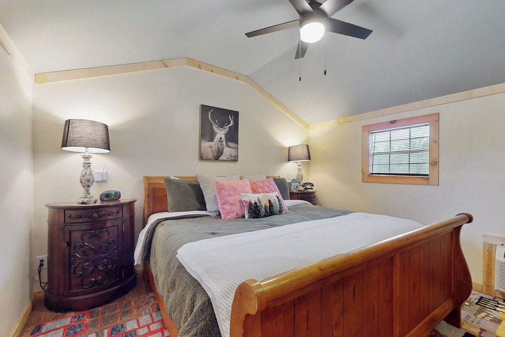 1BR Rustic Cabin w/ Kitchenette, Streaming & Wifi