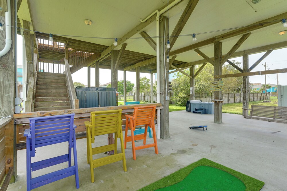 Walk to Crystal Beach: Coastal Getaway w/ Deck