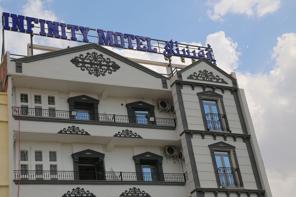 Infinity motel