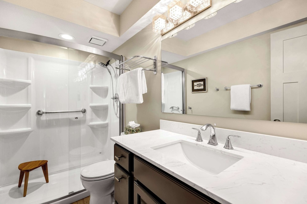 Carefree Tranquility at the Lake Waterfront Stay for 4 With Resort Amenities