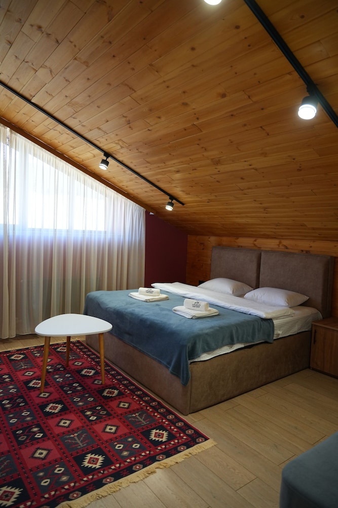 Aparan Guest House