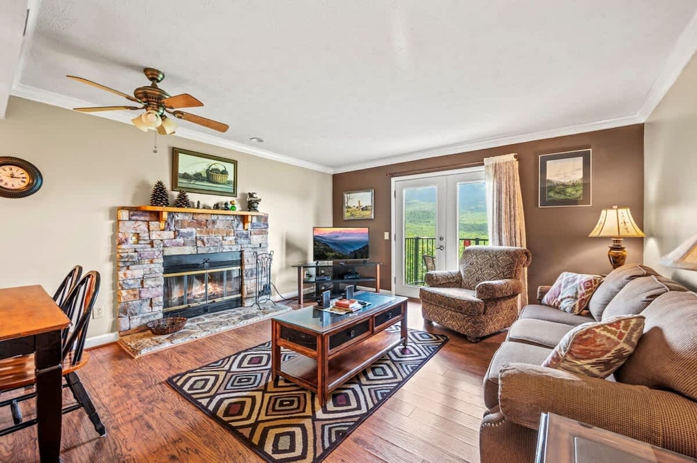Sleeps 6 Full Kitchen Indoor Pool Mountains Views