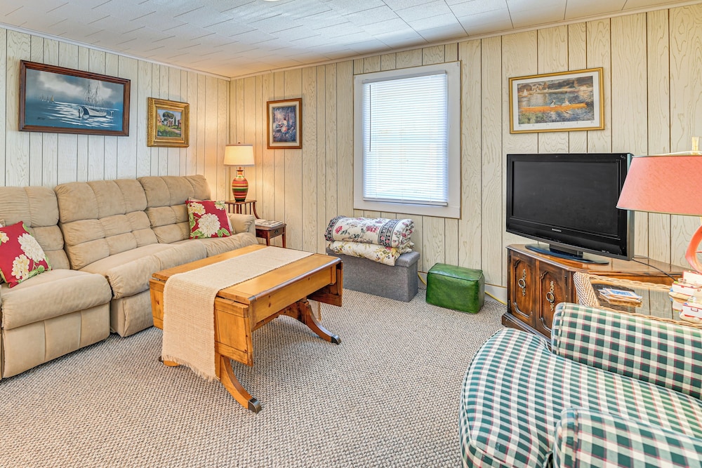 Dock + Kayak: Lakefront Gem on Saratoga Lake