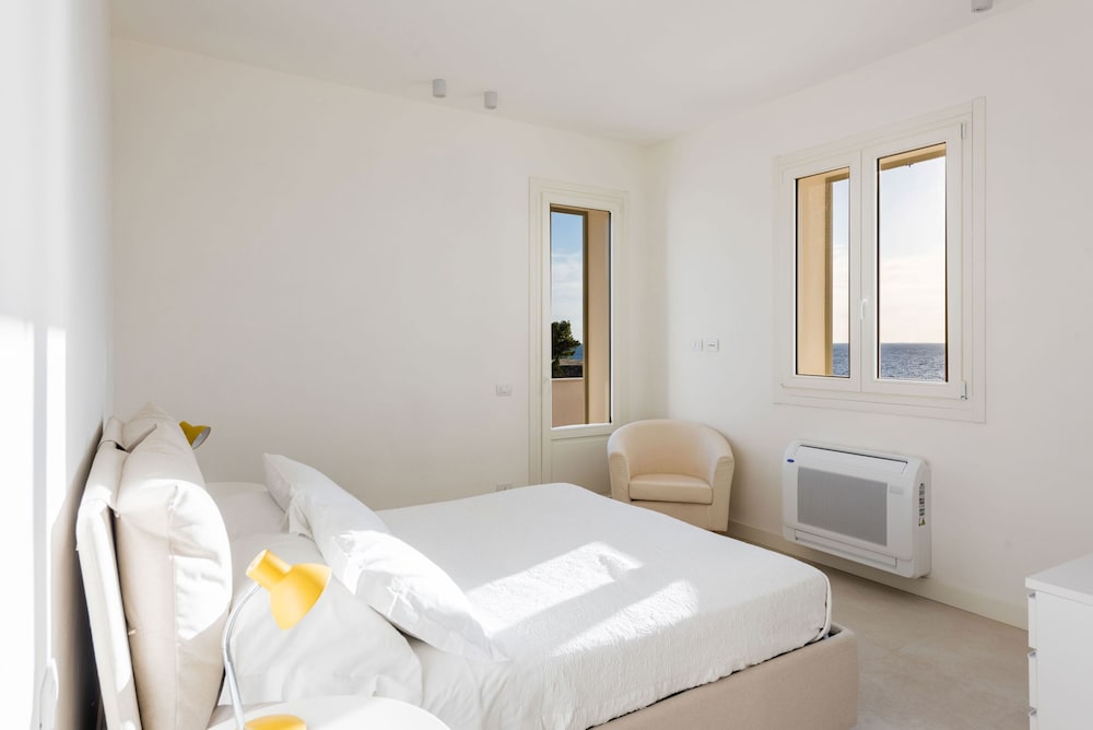 Villa Plemmiria by the Sea by Wonderful Italy