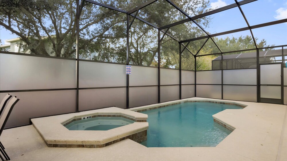 Upstay Spacious Villa w Pool Hot Tub Game Room