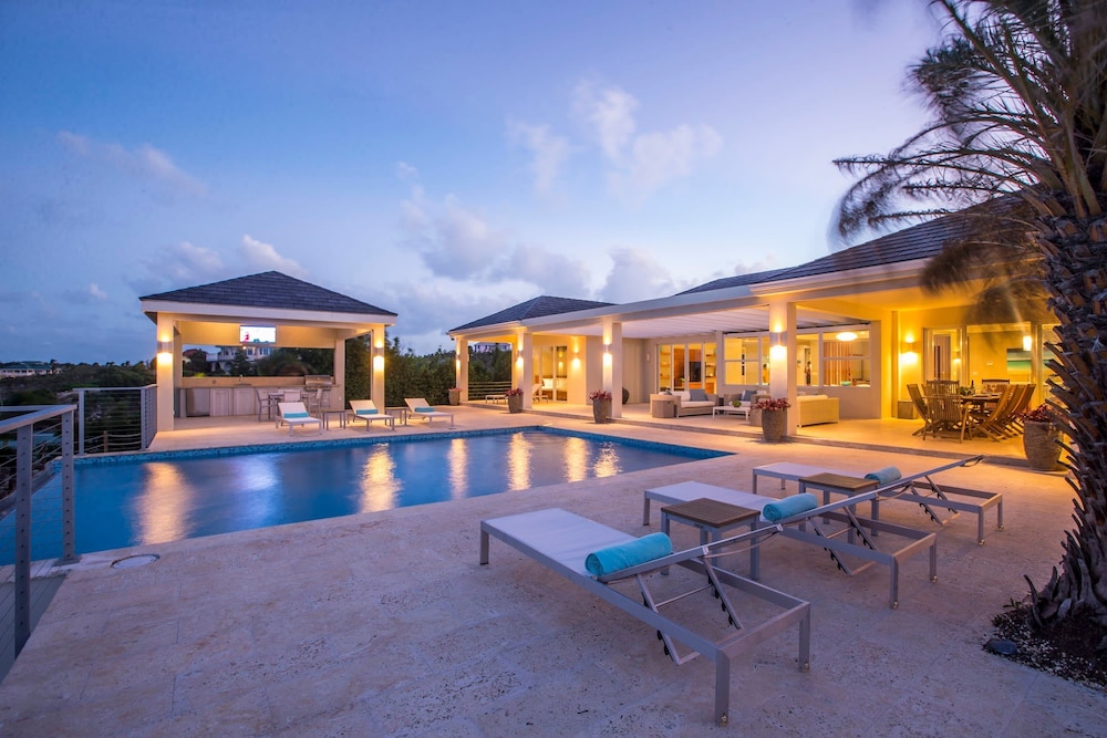 5 BR Waterfront Villa On Chalk Sound Blue Water