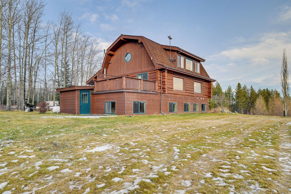 < 1 Mi to Kenai River: Spacious Cabin w/ Deck!