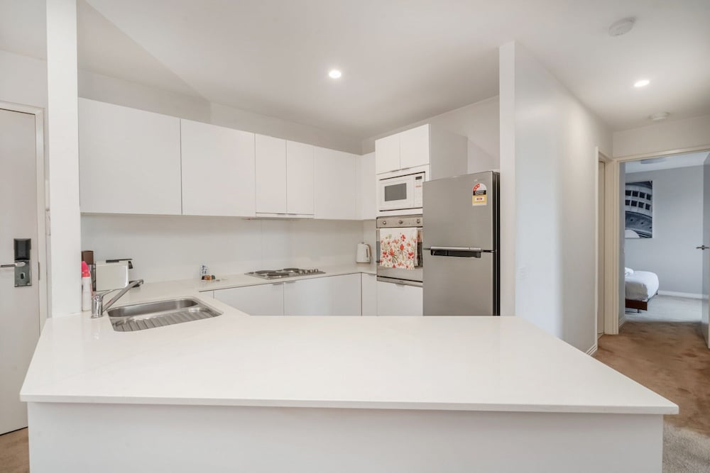 Sleek 2-bed Apartment in Vibrant Kingston